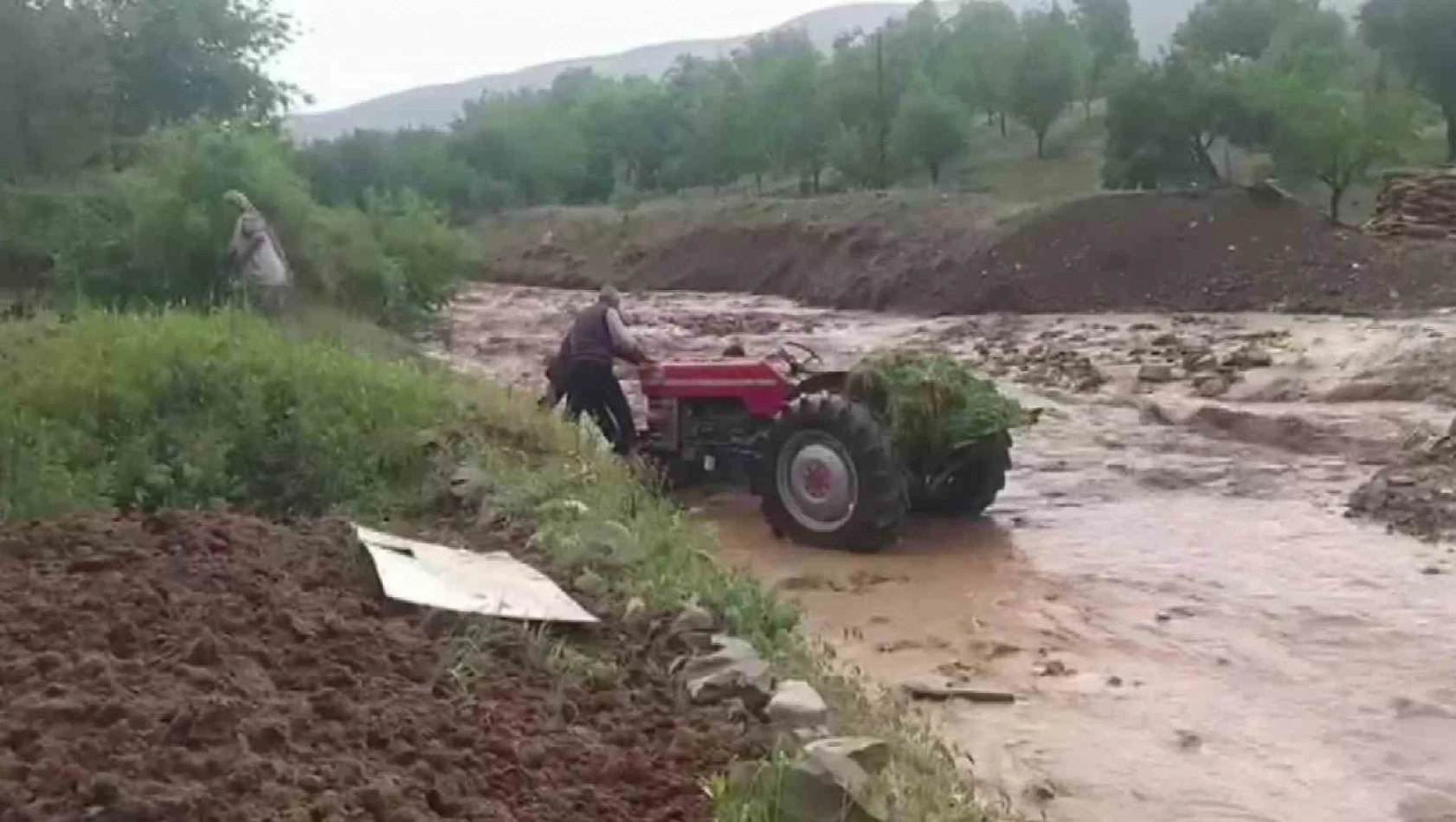 Elazığ'da sağanak ve dolu yağışı hayatı olumsuz etkiledi