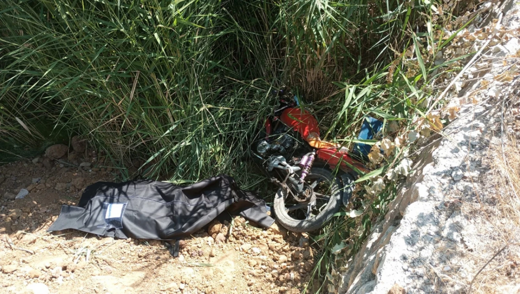 Elazığ'da şarampole devrilen motosiklet sürücüsü hayatını kaybetti