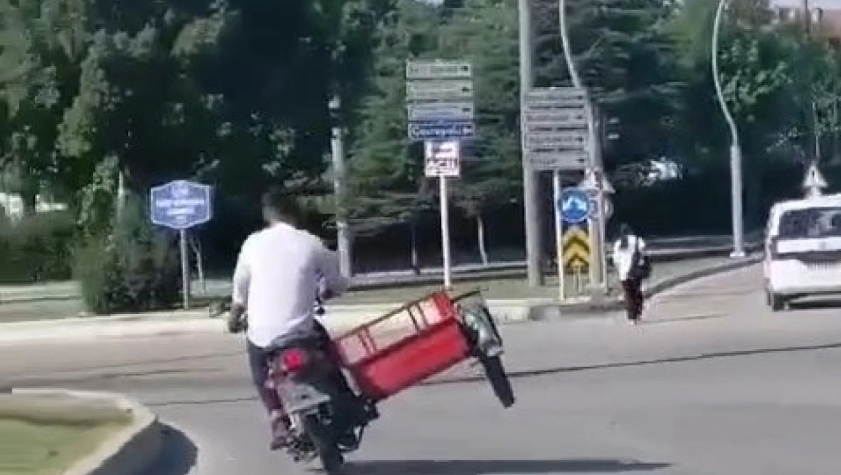 Elazığ'da sepetli motosikletin tehlikeli yolculuğu kameraya yansıdı