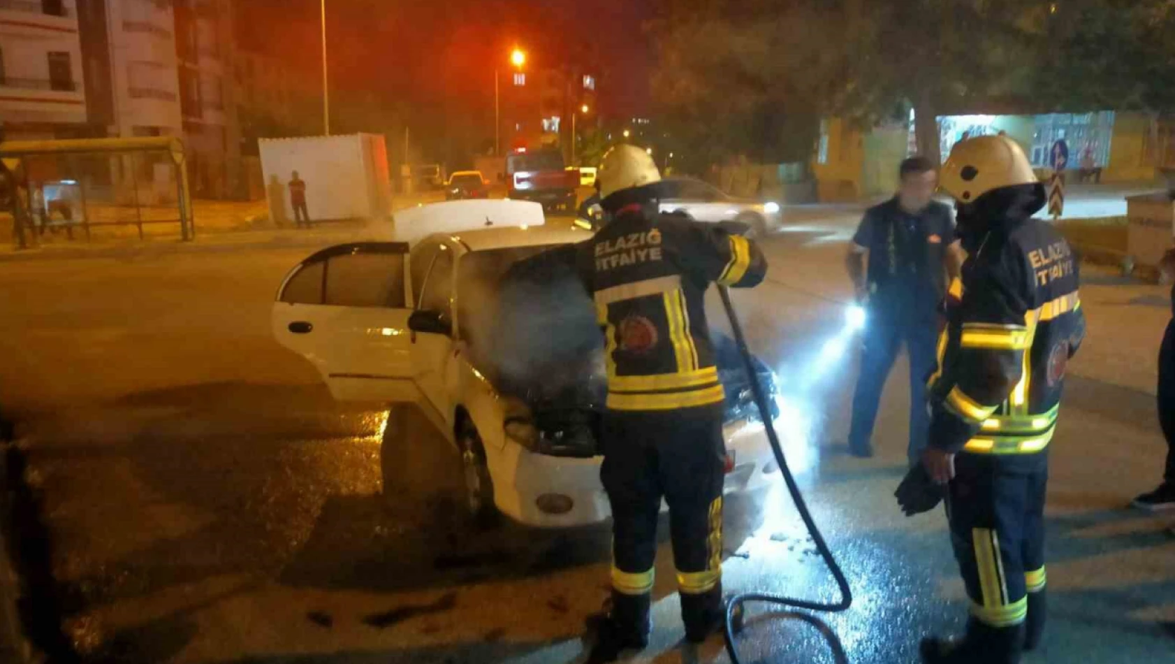 Elazığ'da seyir halindeki otomobil yandı