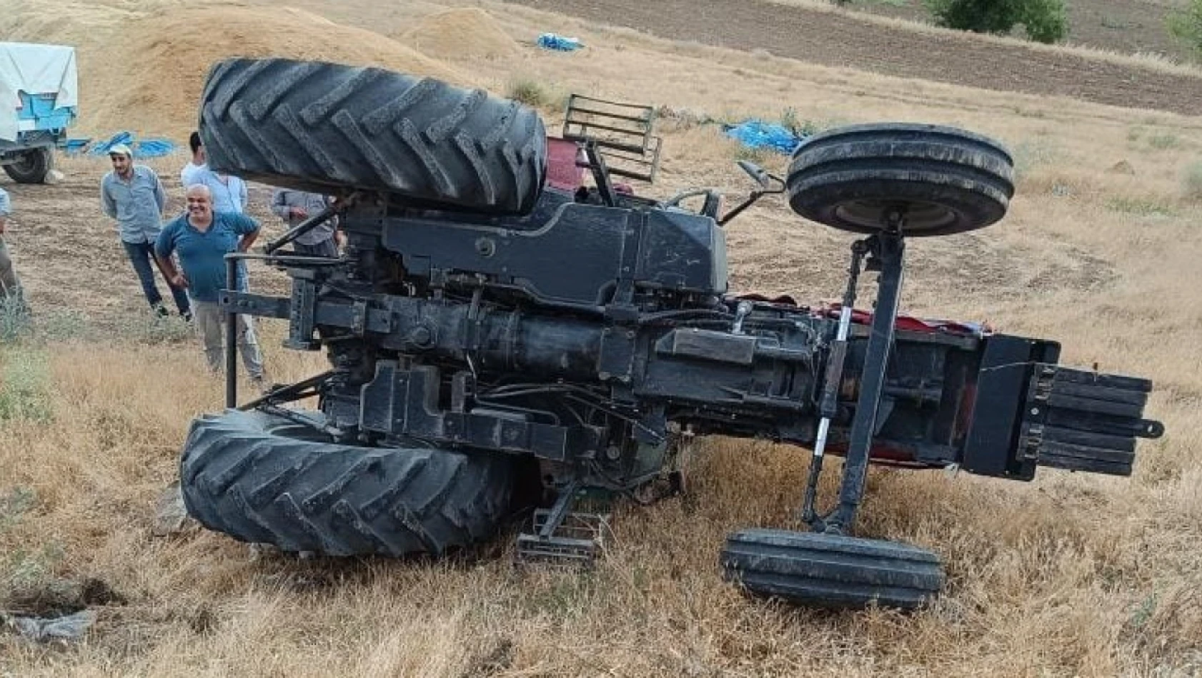 Elazığ'da traktör devrildi, sürücü yara almadan kurtuldu
