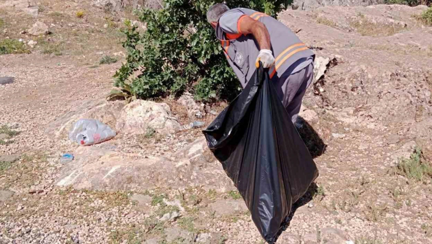 Elazığ'da turizm bölgesine atılan çöpler ekipler tarafından toplandı