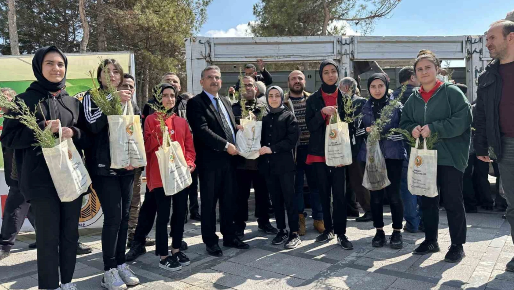 Elazığ'da vatandaşlara 6 bin adet ücretsiz fidan dağıtıldı