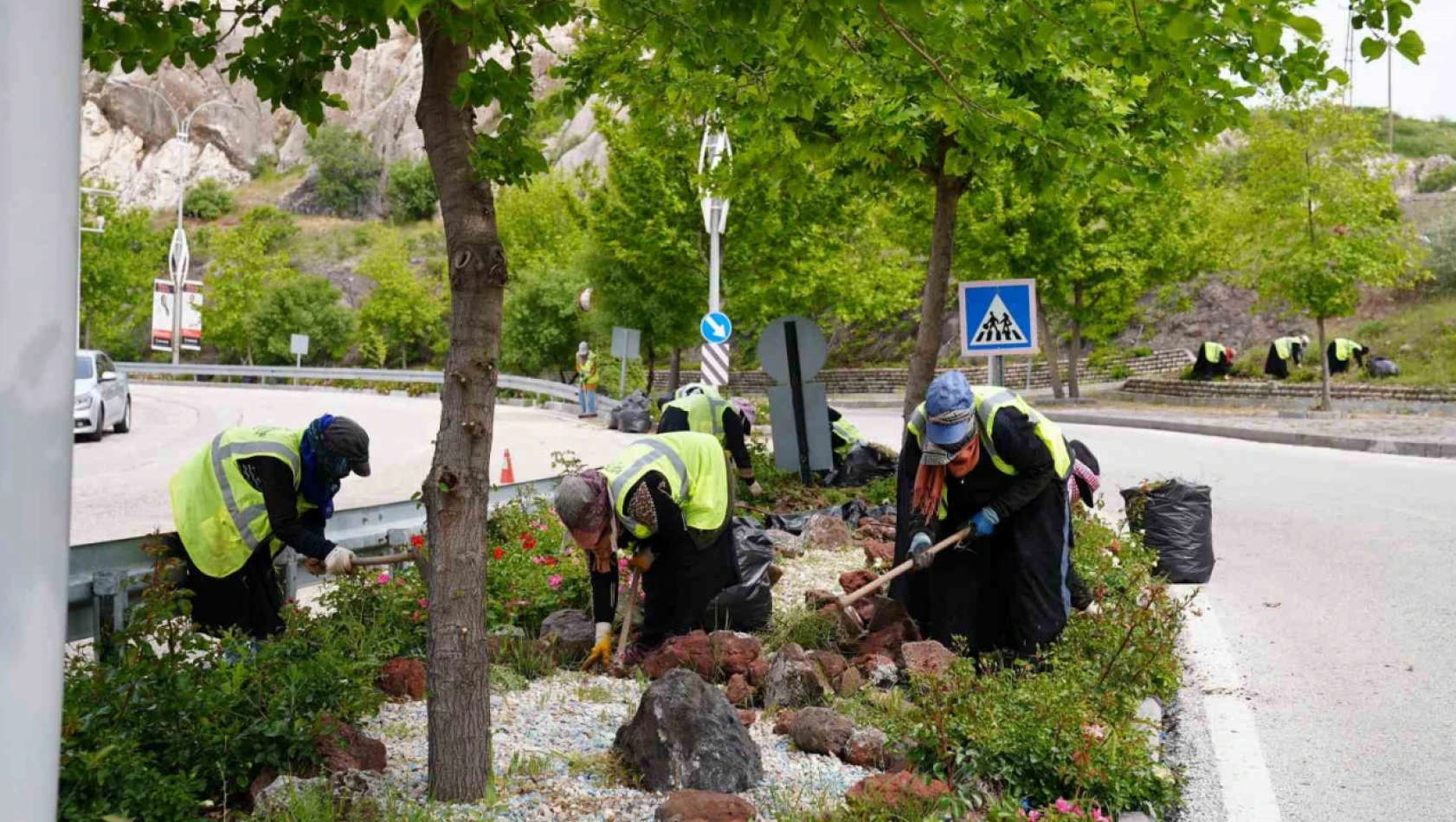 Elazığ'da yeşil alanlarda bahar temizliği