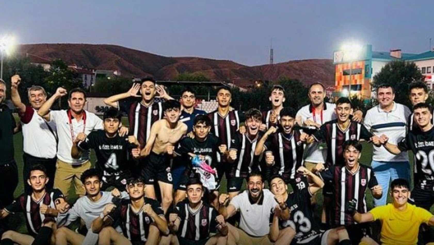 Elazığ il özel idare spor u17 futbol takımı Türkiye şampiyonu oldu