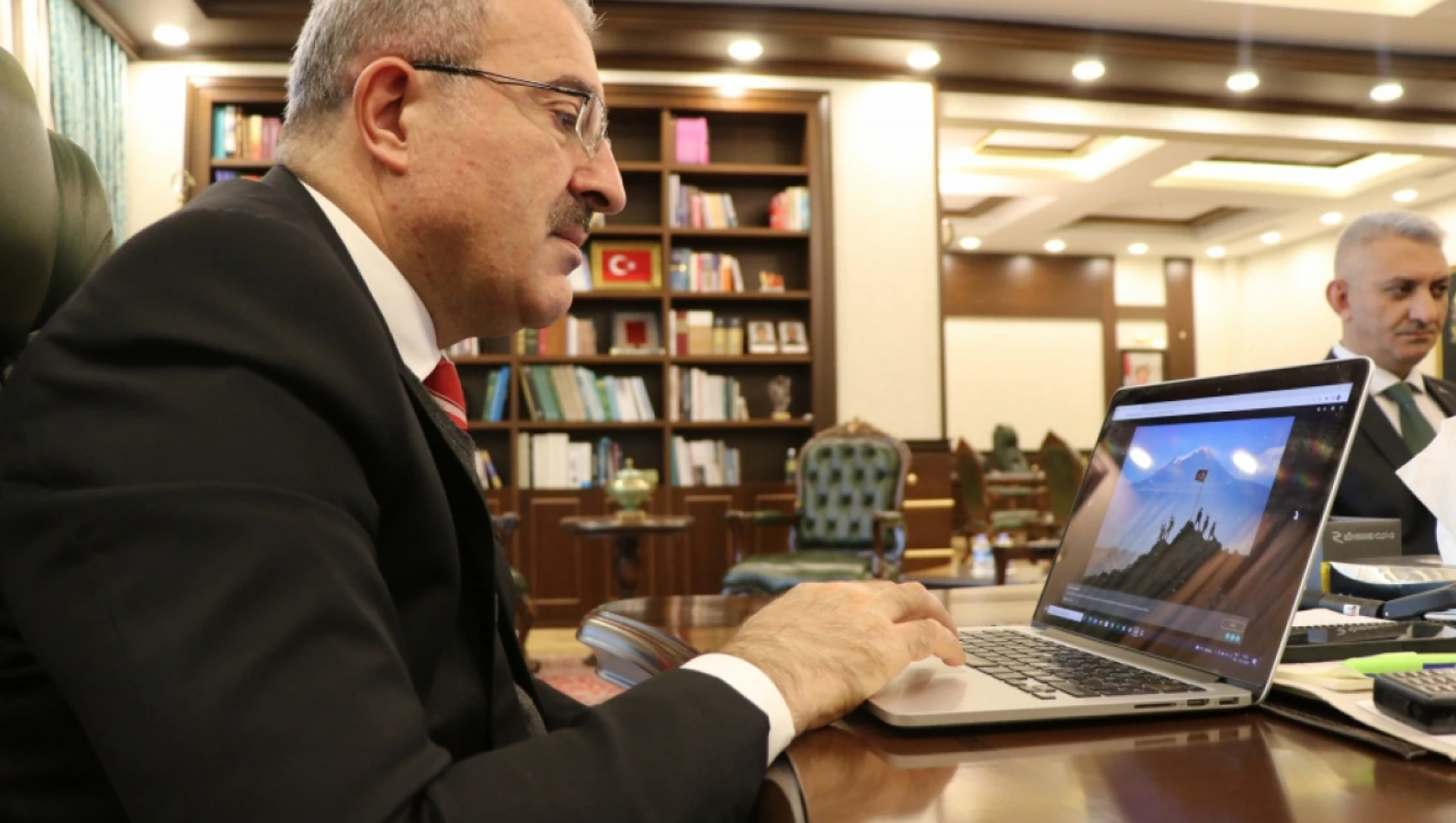 Elazığ Valisi Ömer Toraman, Anadolu Ajansının düzenlediği 'Yılın Fotoğrafları' oylamasına katıldı.