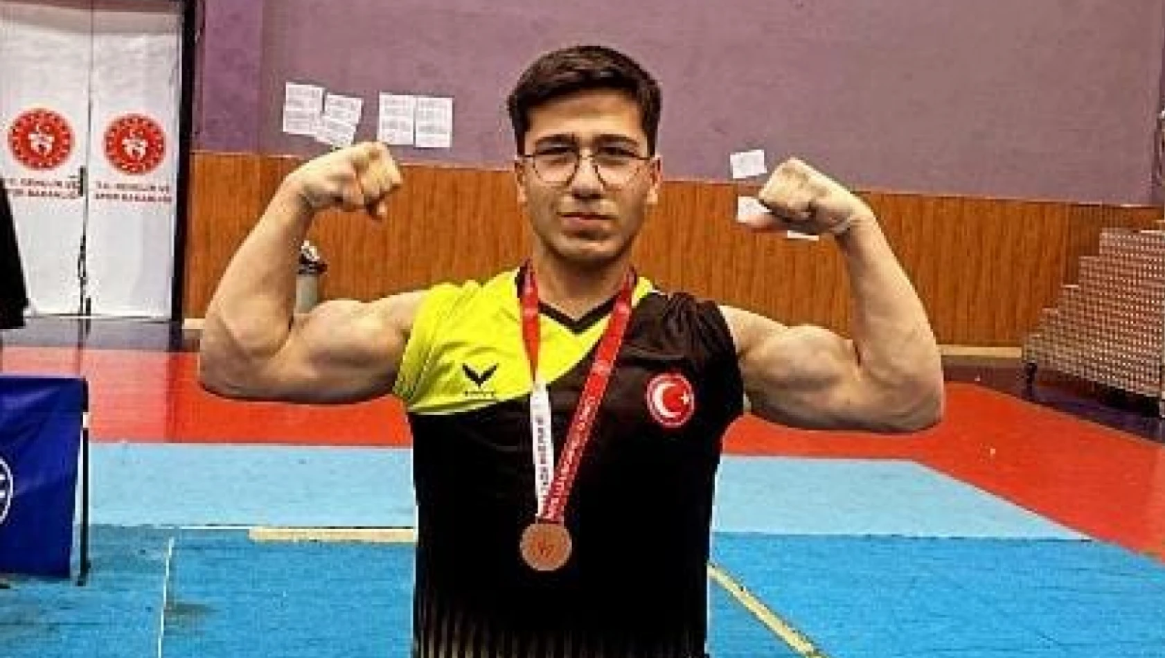 Elazığlı Gürkan Pehlivan, Bilek güreşinde Türkiye üçüncüsü oldu