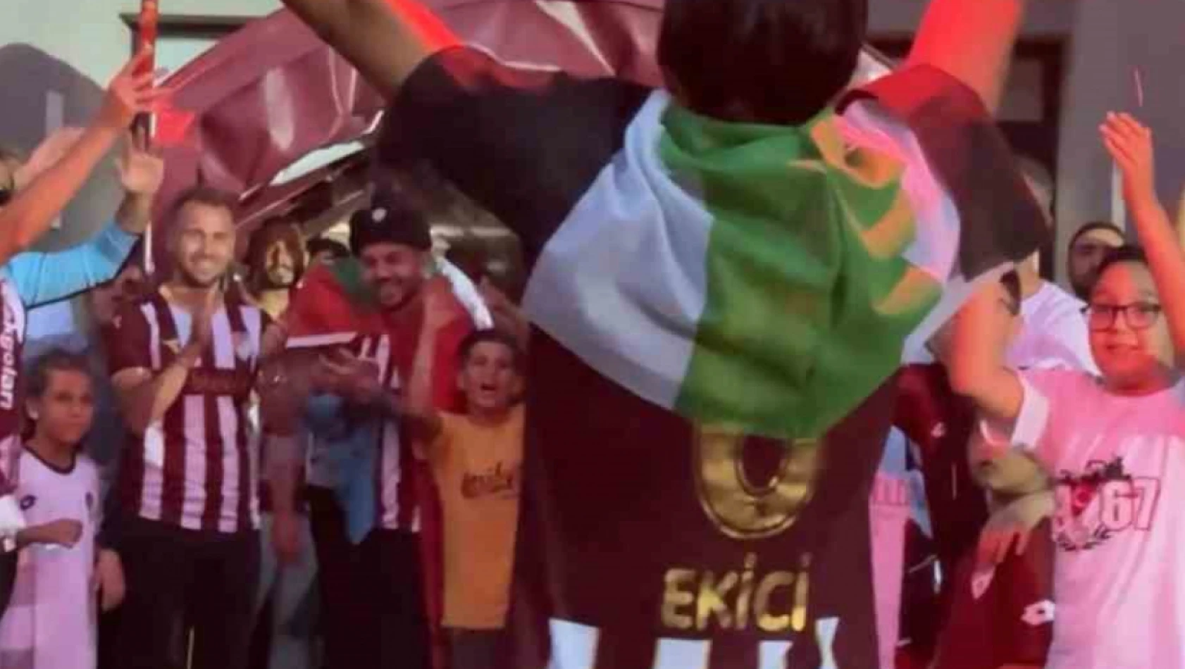Elazığspor şampiyonluk kutlamalarında Filistin ve Doğu Türkistan'ı unutmadı