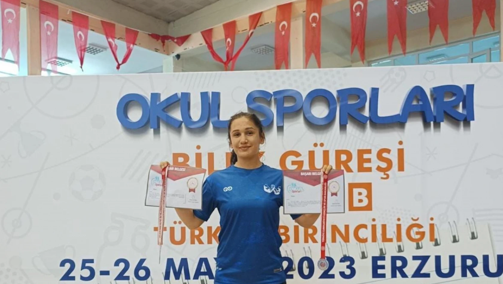 Evindar Demirbağ, bilek güreşinde Türkiye ikincisi oldu