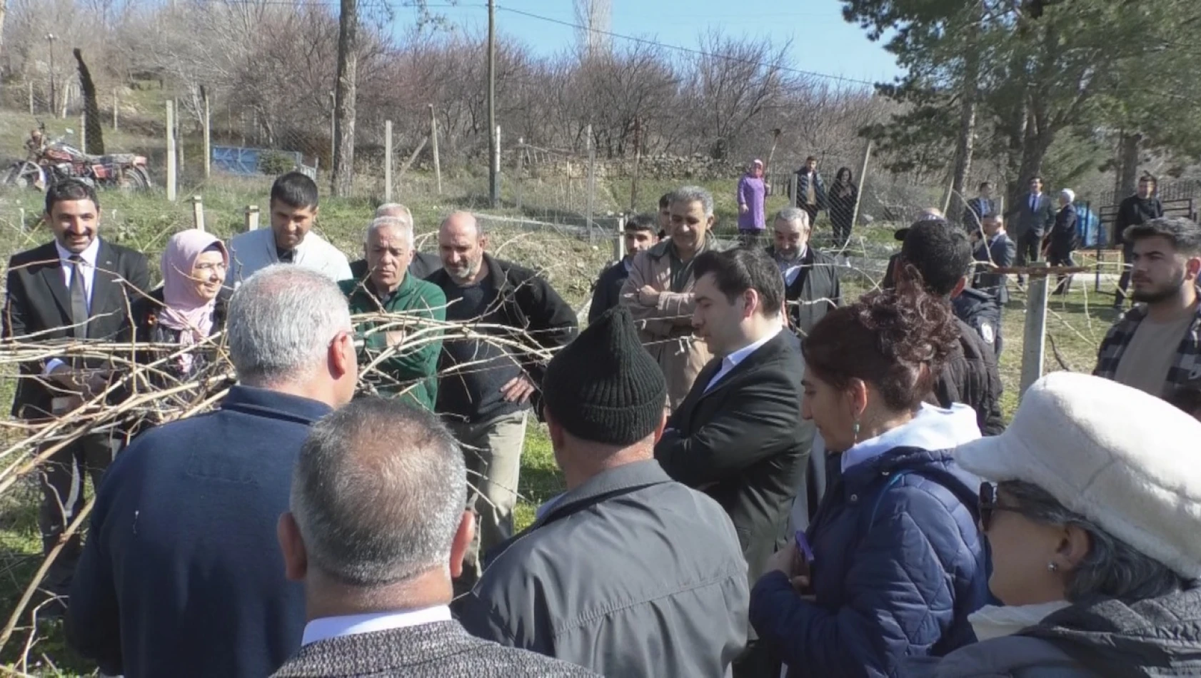 FÜ Keban MYO tarafından çiftçilere bağ budama eğitimi verildi