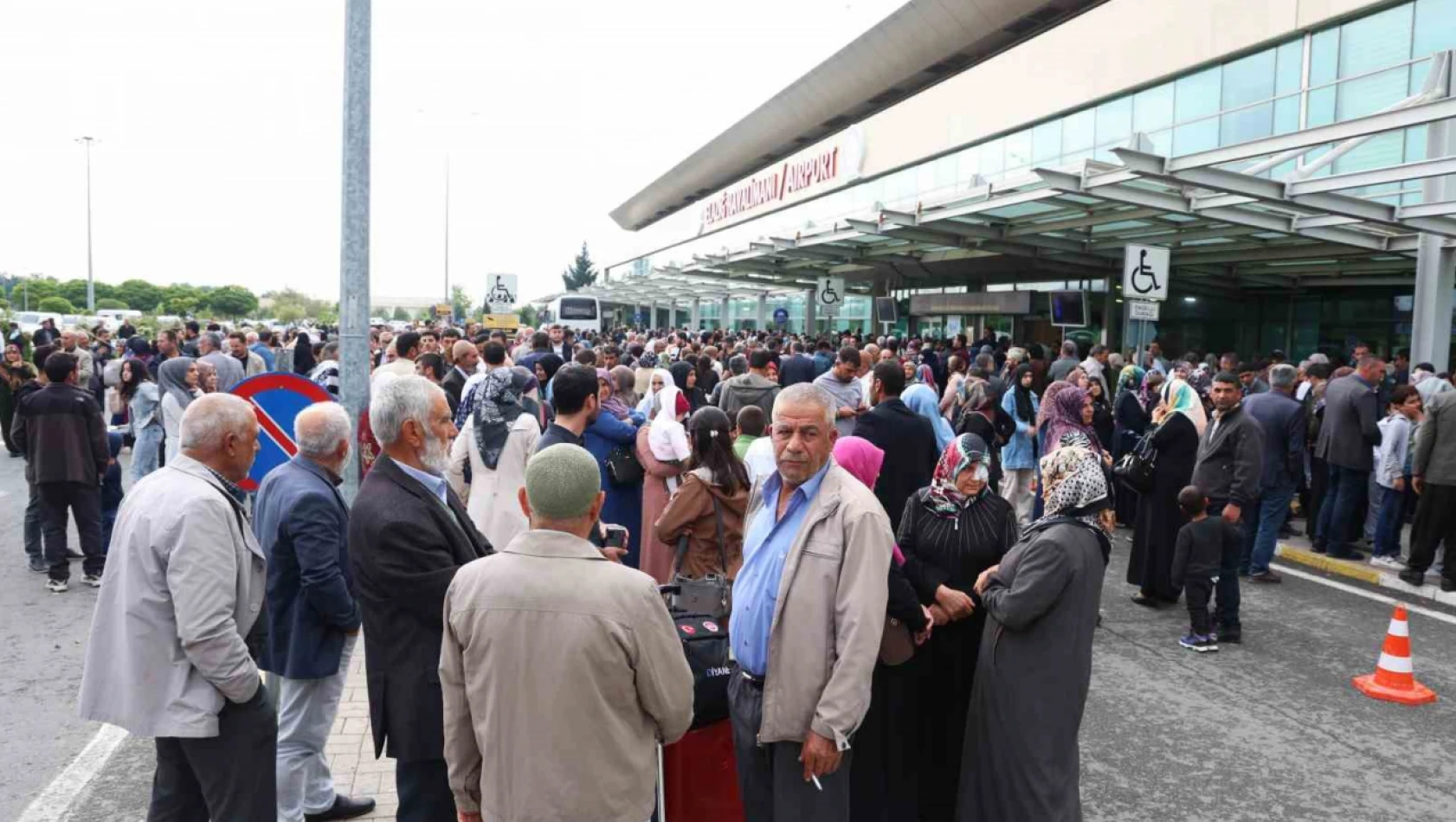 Hacı adaylarını binlerde kişi uğurladı