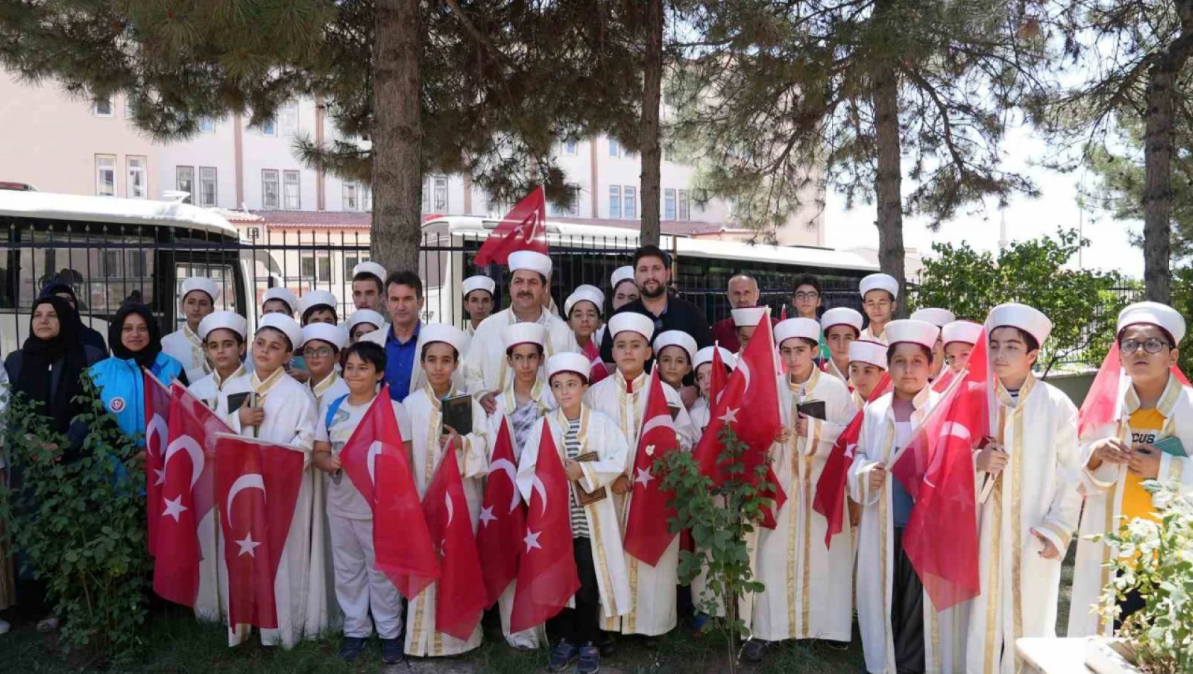 Hafız çocuklar, şehitlerin kabirleri başında Kur'an-ı Kerim okudu