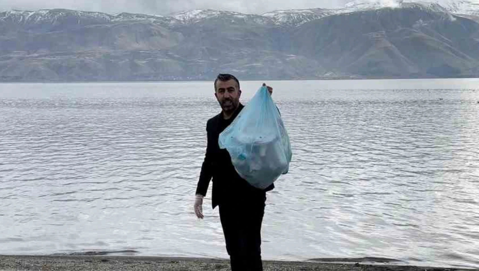 Hazar Gölü çevresindeki çöpleri elleri ile tek tek topladı