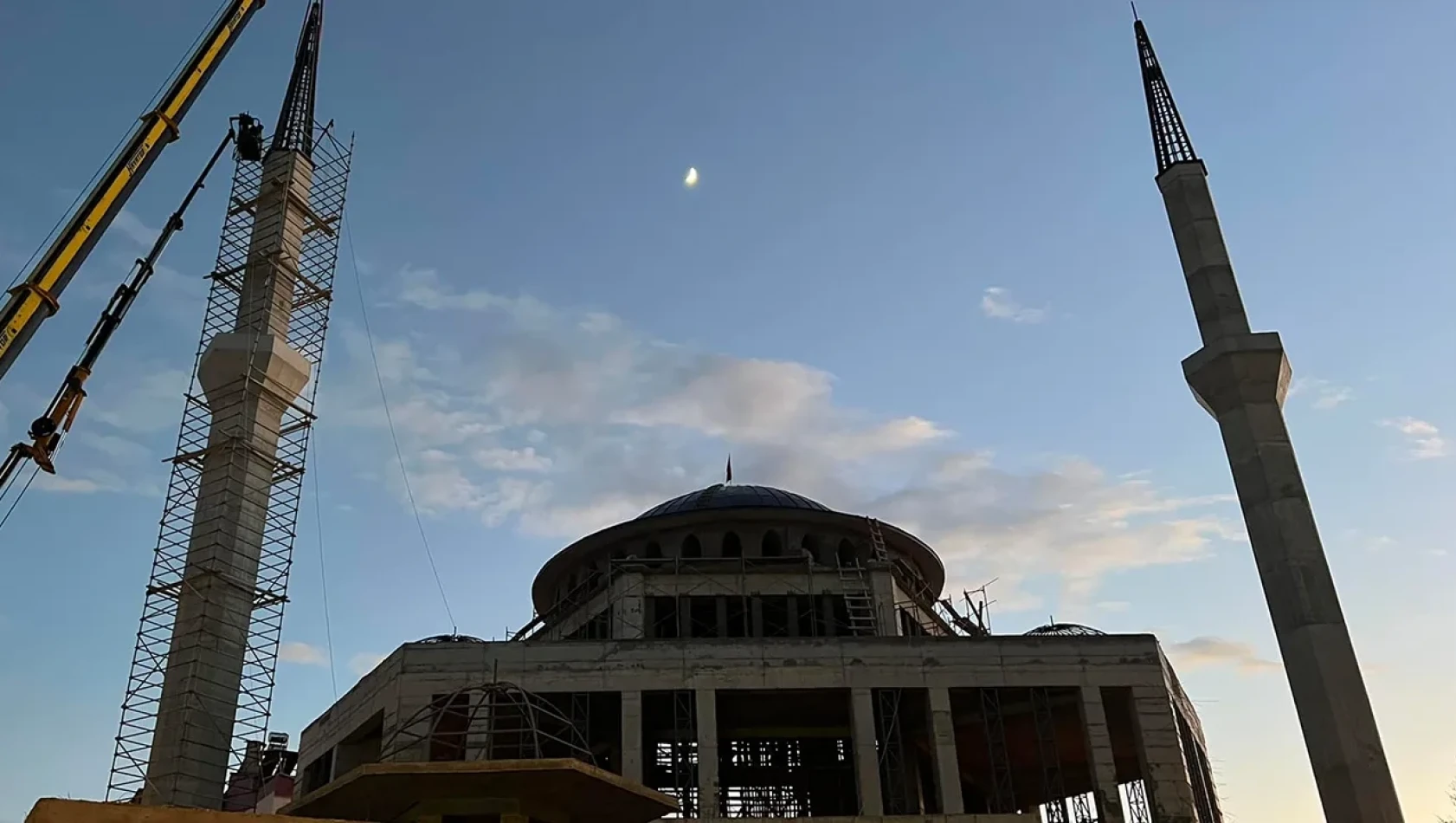 Kovancılar Merkez Camii'nin minaresi tamamlandı