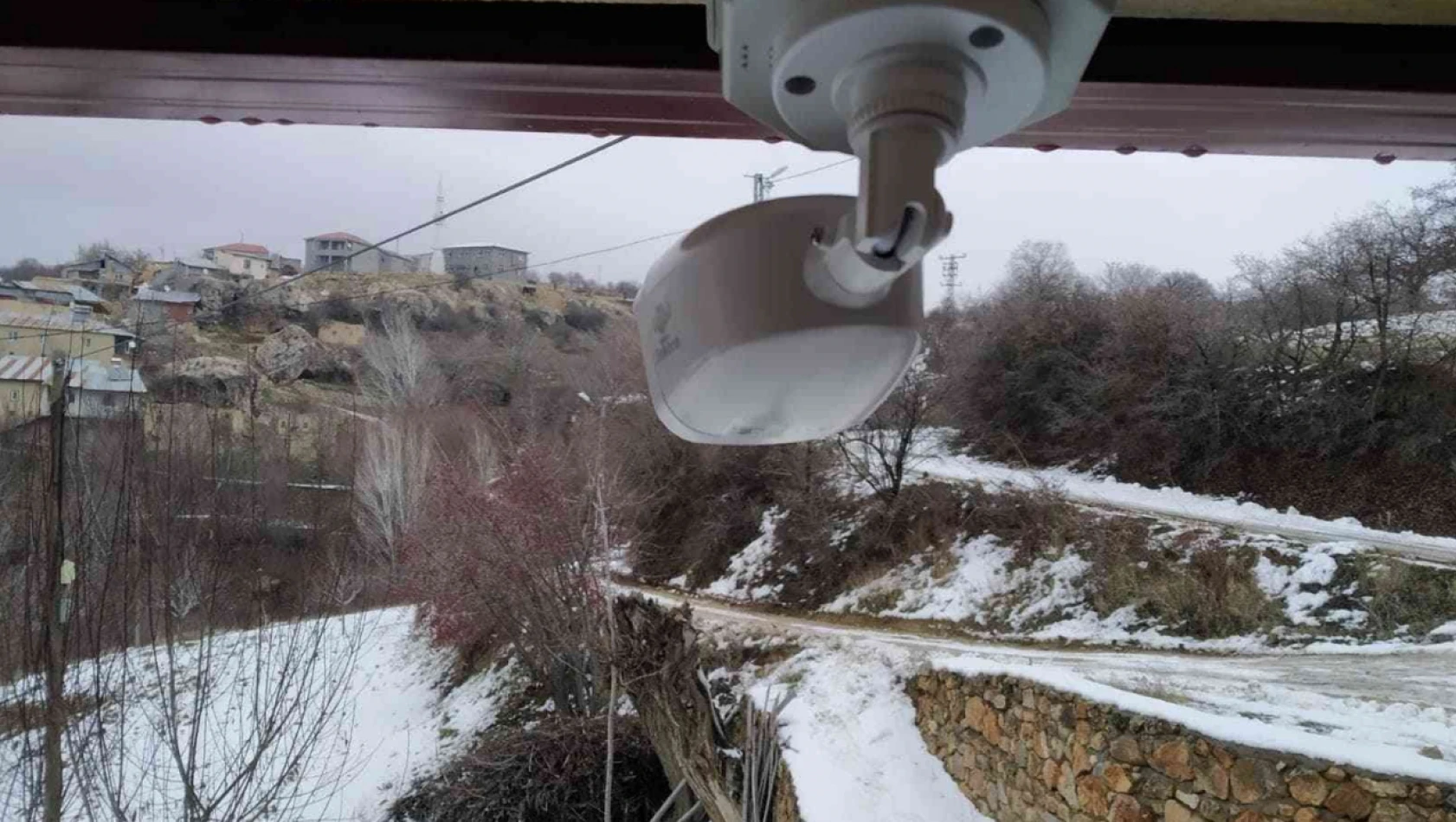 Köye güvenlik kamerası kurdular, 24 saat takip ediyorlar