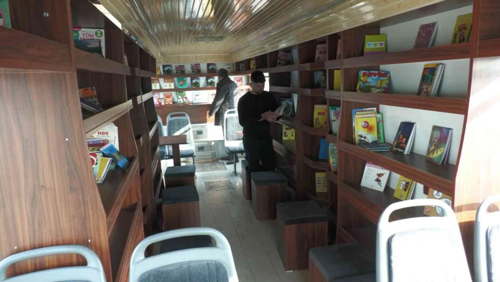 Kütüphanesi olmayan okulların kütüphanesi 'Kitapbüs' olacak