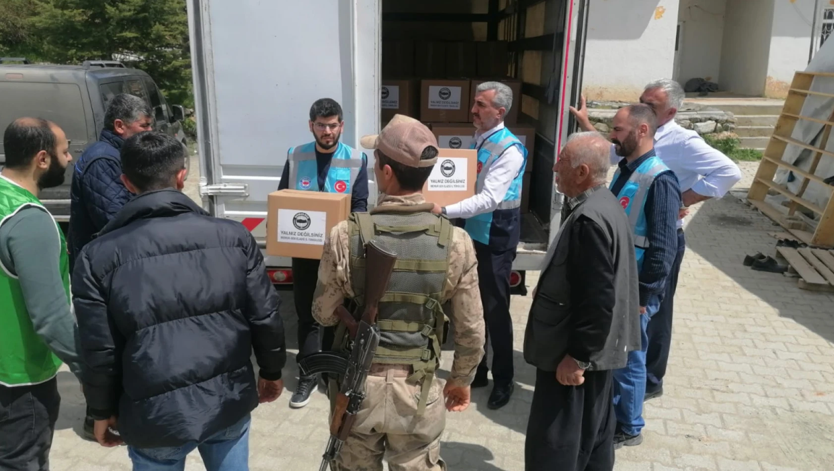 Memur-Sen Doğanşehir'de yardım kolisi dağıttı