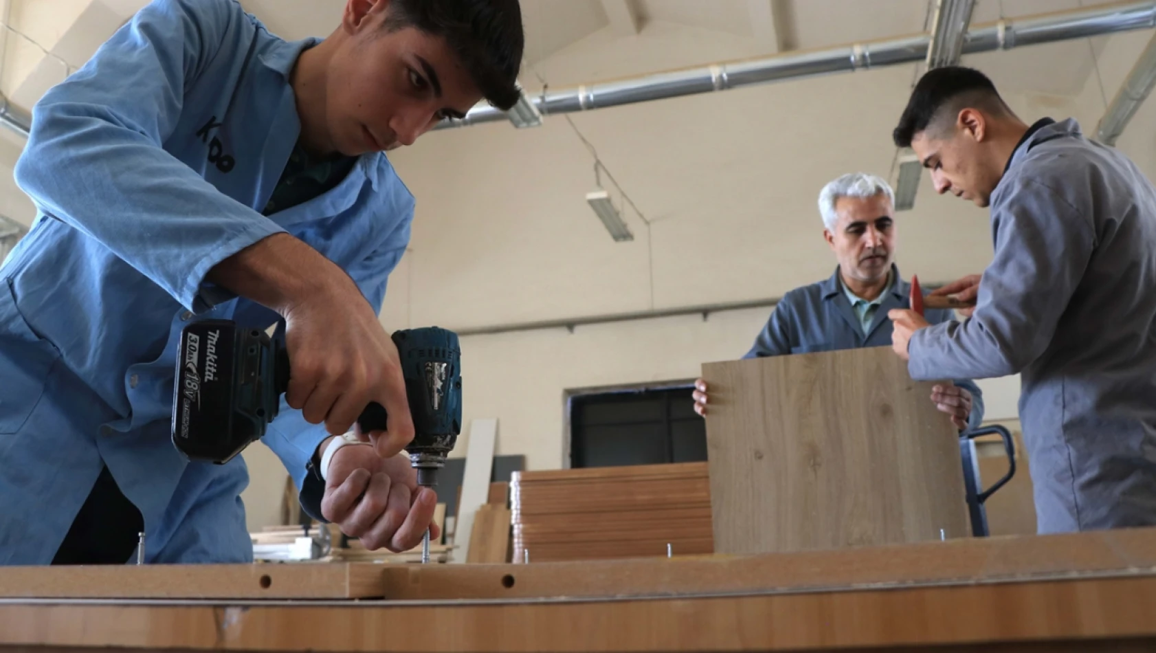 Meslek lisesi öğrencileri deprem sonrası yenilenen okullar için mobilya üretiyor