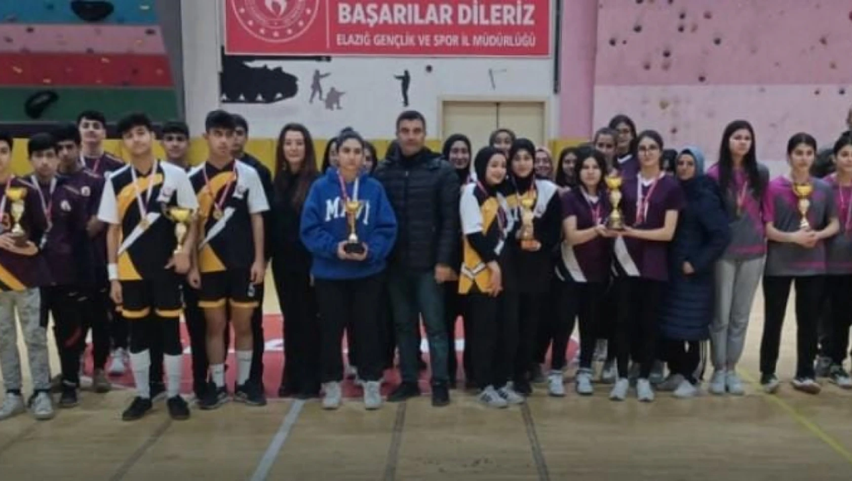 Okul sporları badminton müsabakaları sona erdi