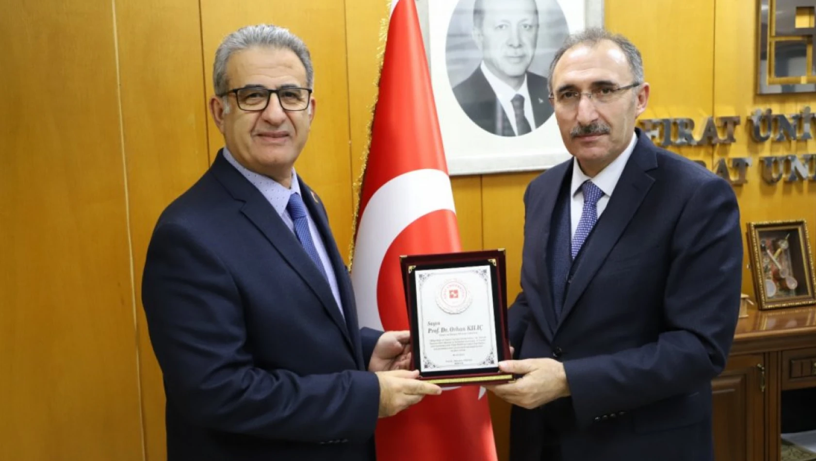 Rektör Prof. Dr. Göktaş ödül alan Prof. Dr. Kılıç'a teşekkür plaketi takdim etti