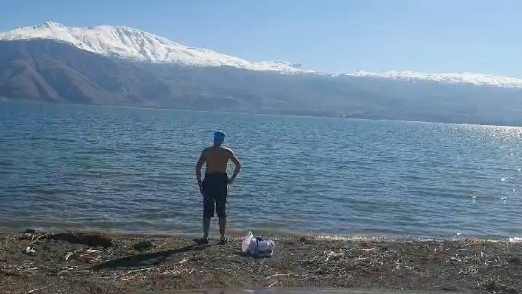 Sıcak havayı fırsat bilen vatandaş Hazar Gölü'ne girdi