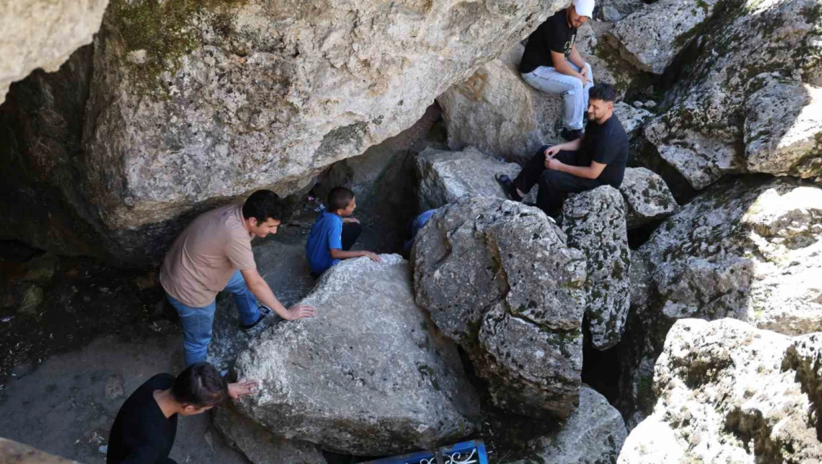 Sıcaktan bunalan vatandaşlar Buzluk mağarasına akın etti