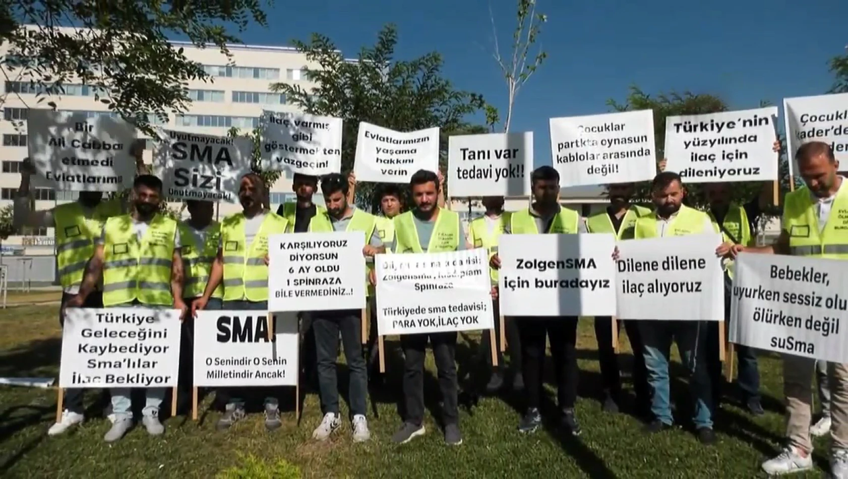 SMA hastalarının aileleri bakanlık önünde oturma eylemi yaptı