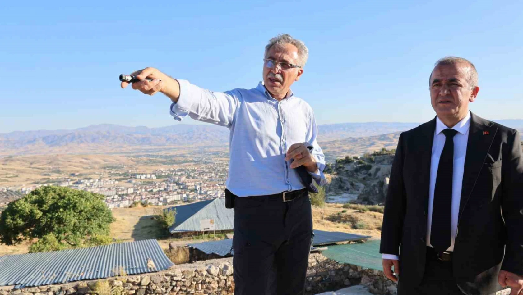 Vali Hatipoğlu, Harput Kalesi'ndeki kazı ve restorasyon çalışmalarını inceledi