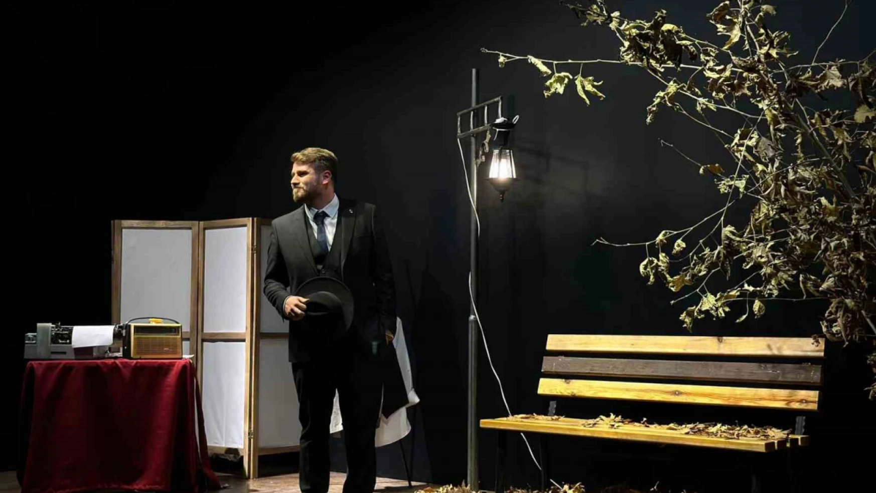 'Aşiyan'da bir ölü Orhan Veli'yim' tiyatro oyunu seyircisiyle buluştu