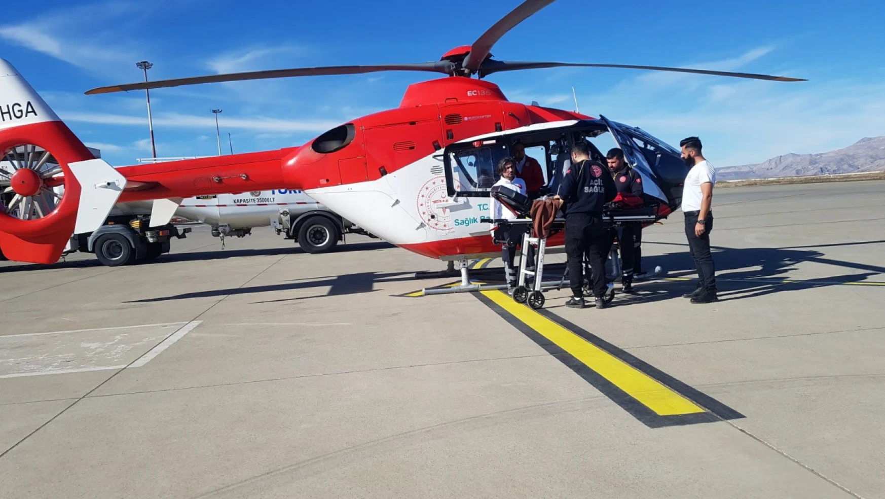 6 aylık Büşra ambulans helikopter ile tedavi için Elazığ'a getirildi