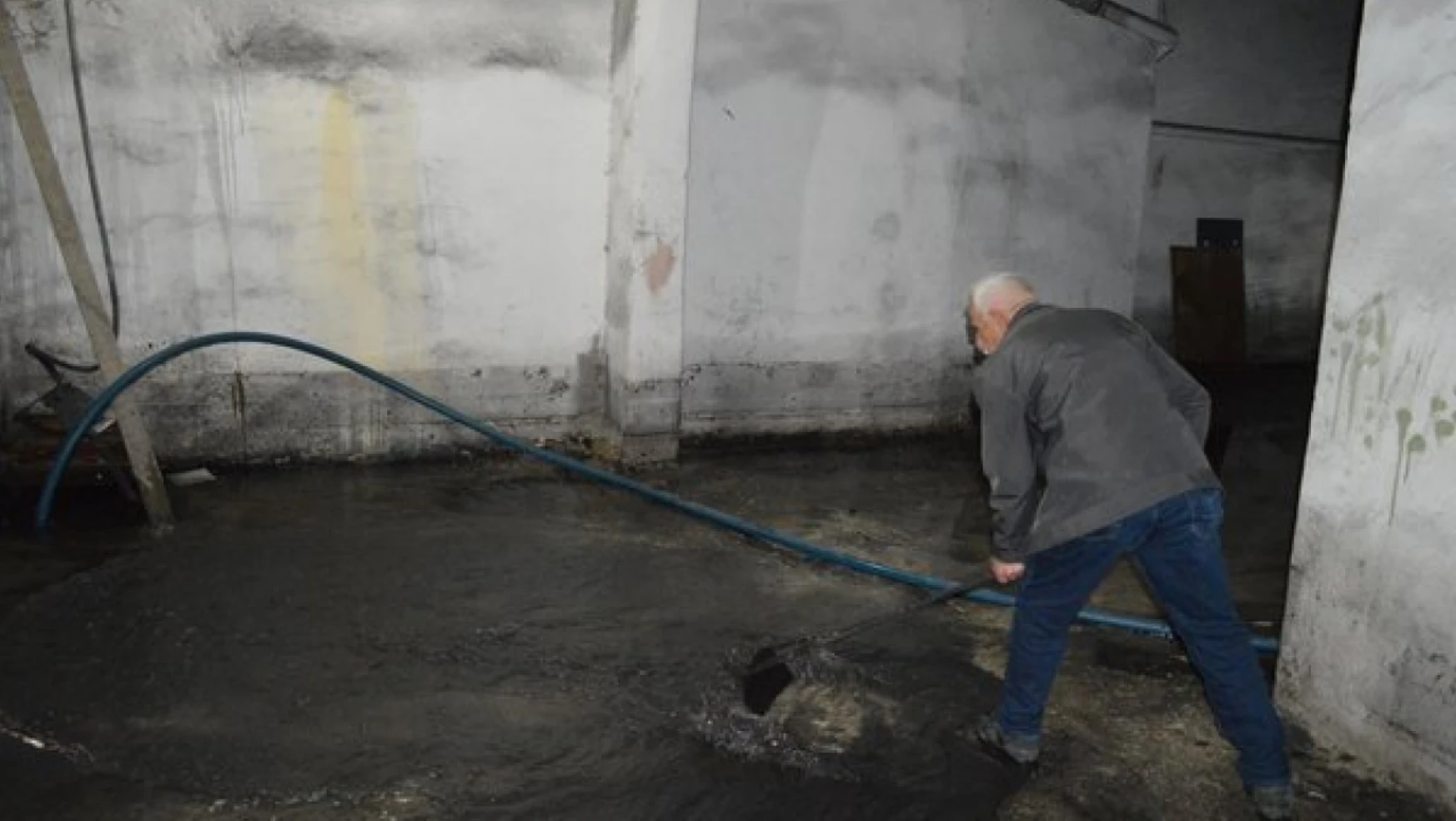Depremin ardından apartman bodrumunu yeraltı suyu bastı