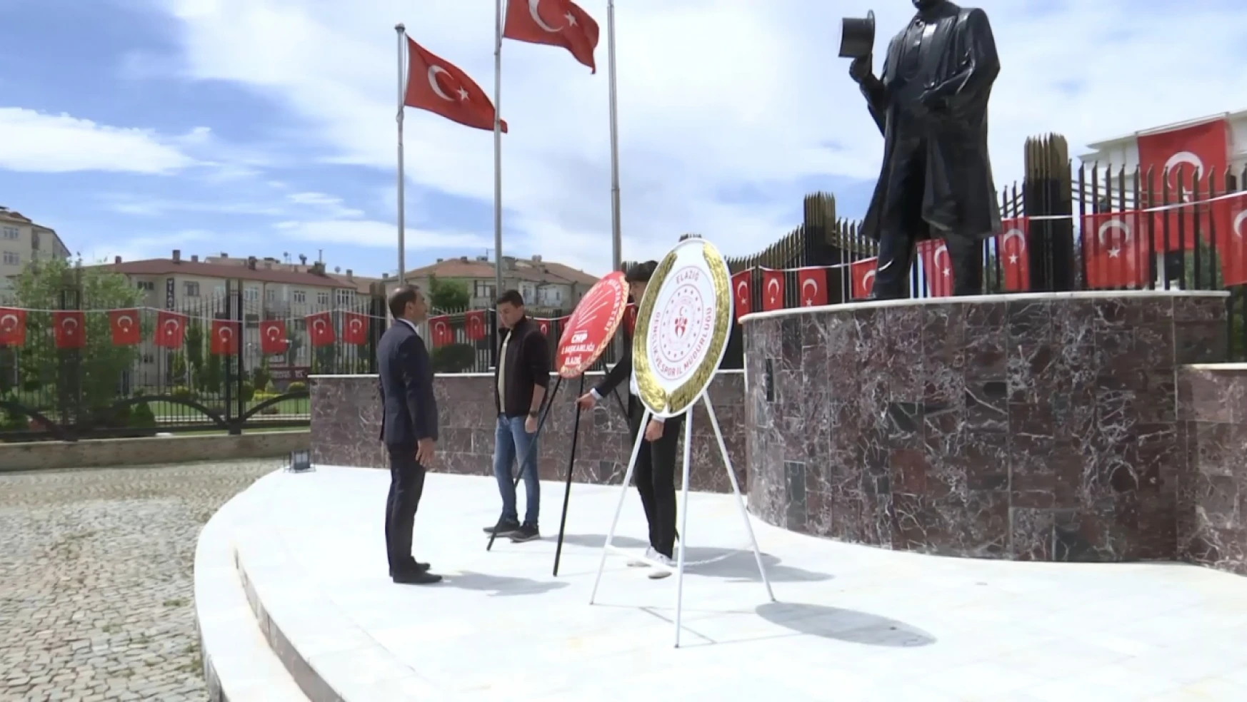 Chp Ve İyi Parti Atatürk Anıtı'na Çelenk Sundu