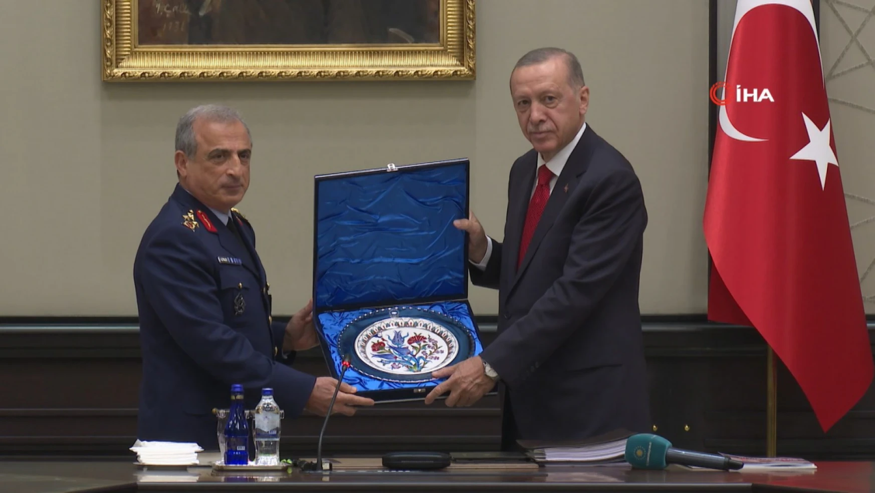 Cumhurbaşkanı Erdoğan, Elazığlı Gülan'a plaket takdim etti