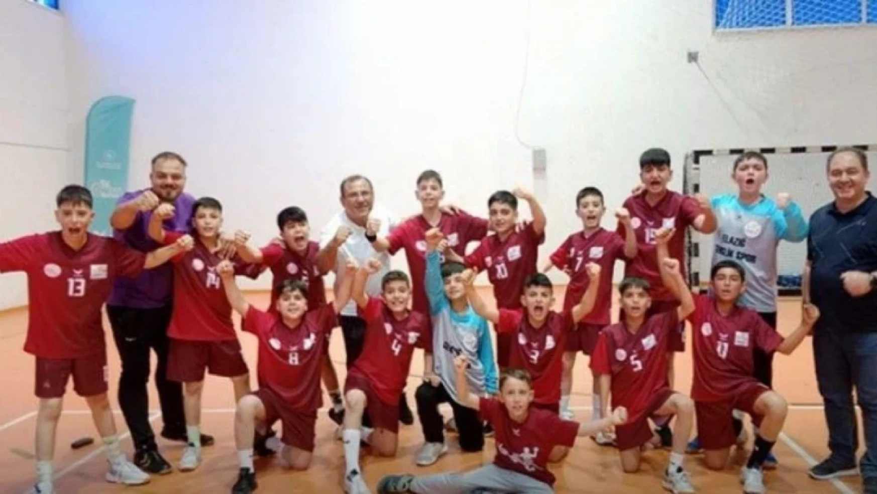 Doğukent ortaokulu hentbol takımı Türkiye şampiyonu oldu