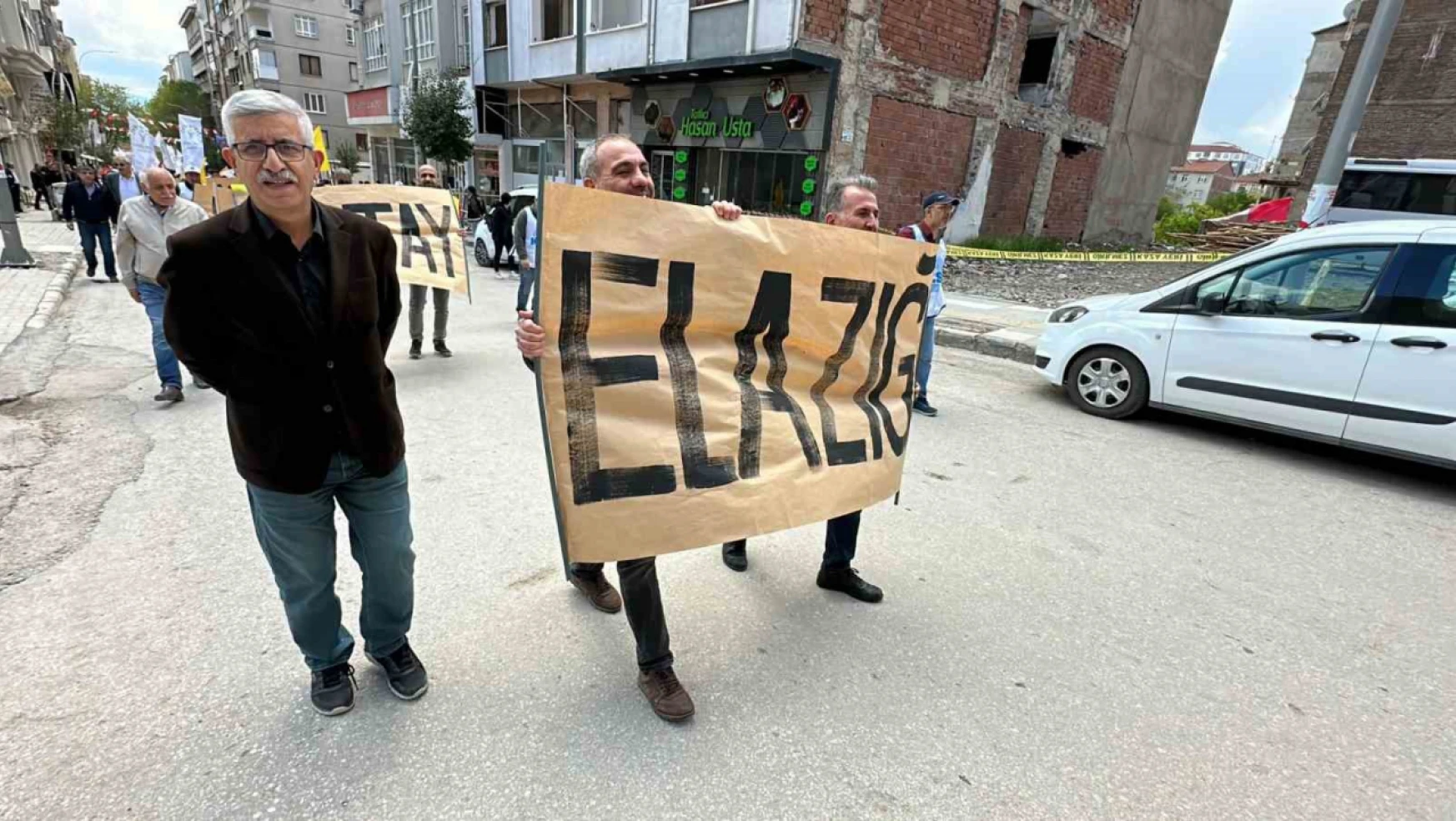 Elazığ'a işçiler depremden etkilenen şehirlerin adıyla yürüdü