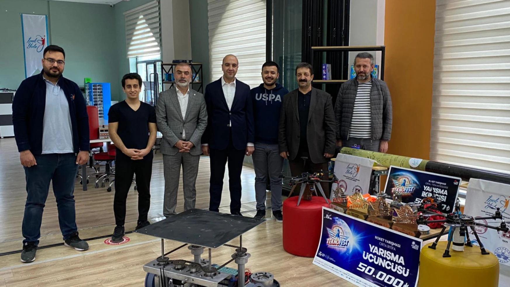 Elazığ Belediye başkan yardımcısı Bilginoğlu, ipek yolu otonom robot takımını ziyaret Etti
