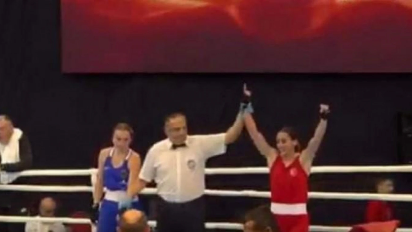 Elazığ Belediye spor kulübü boksörü Özer, yarı finalde