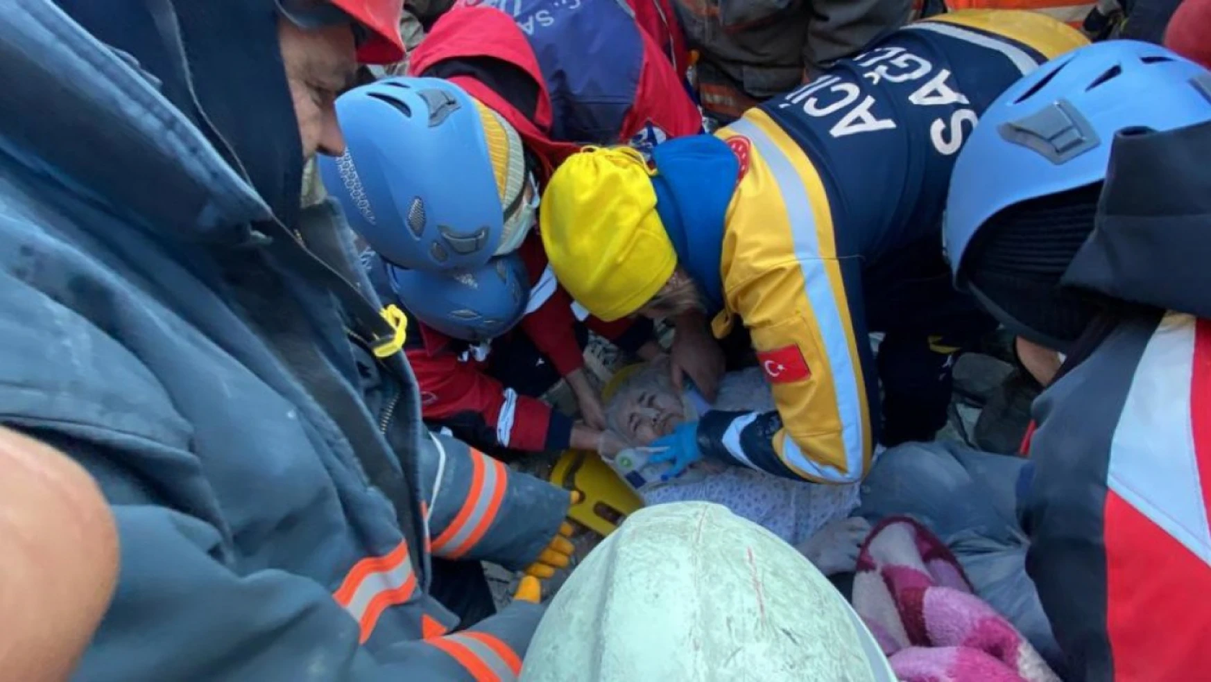Elazığ Belediyesi ekipleri Fatma teyzeyi 62 saat sonra enkazdan sağ Ççıkardı