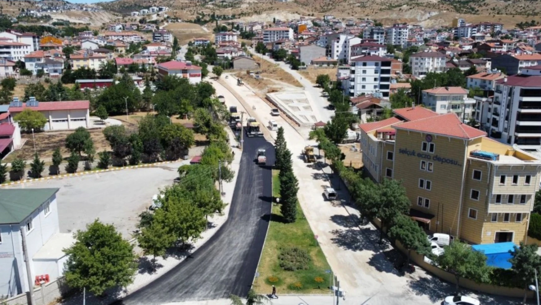 Elazığ belediyesi tarafından Yıldızbağları yolunda asfalt yenileme çalışması yapılıyor