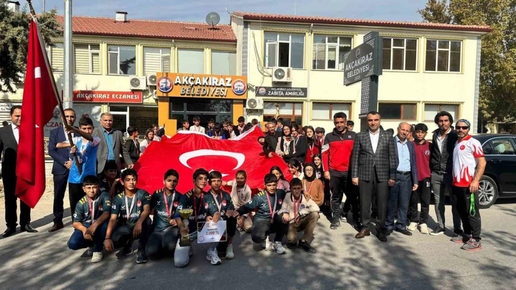 Elazığ'da '100. yılında Cumhuriyet' yarışmasında dereceye giren öğrencileri ödüllendirdi