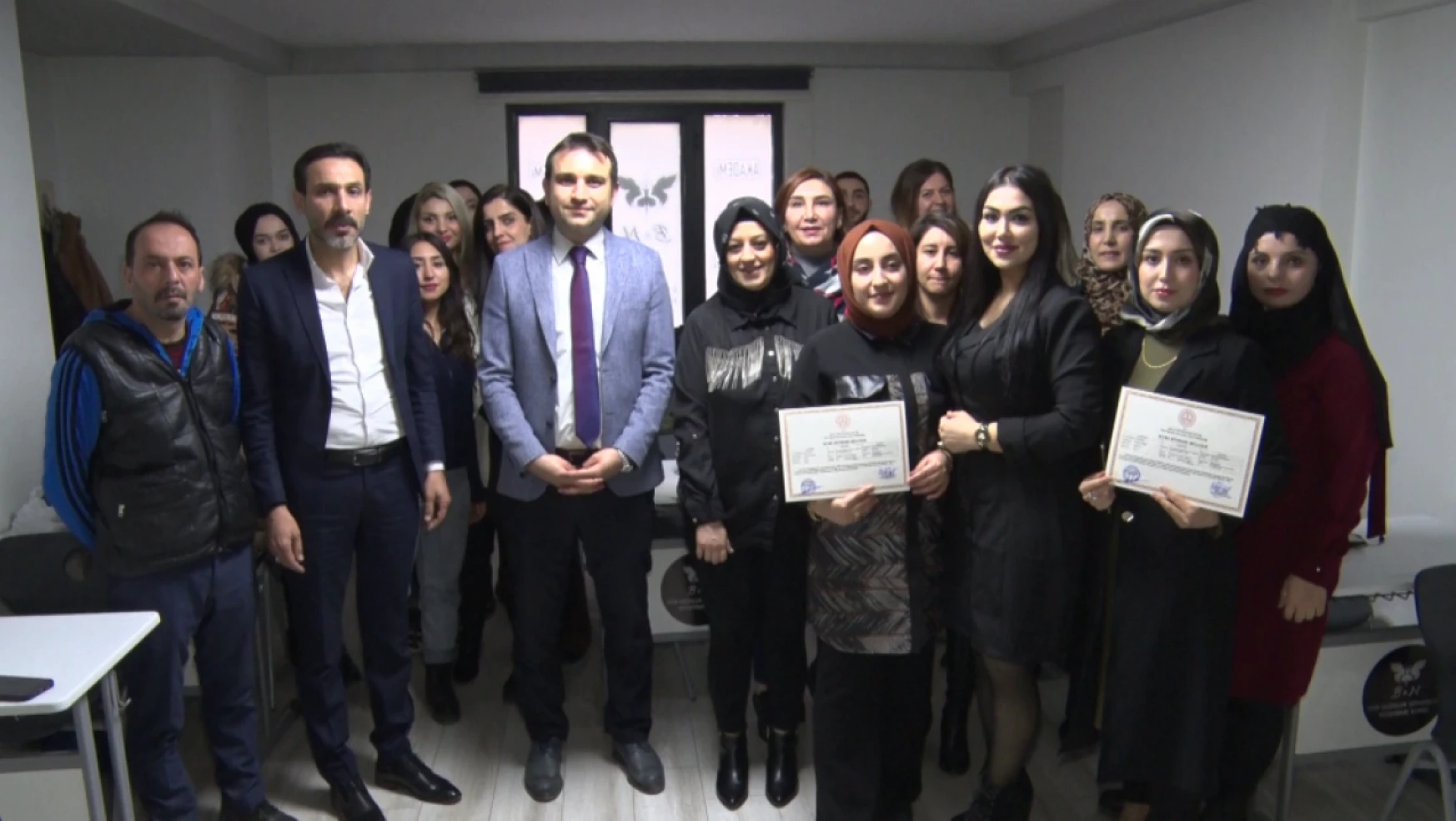 Elazığ'da 50 öğrenci güzellik uzmanlığı sertifikasını aldı