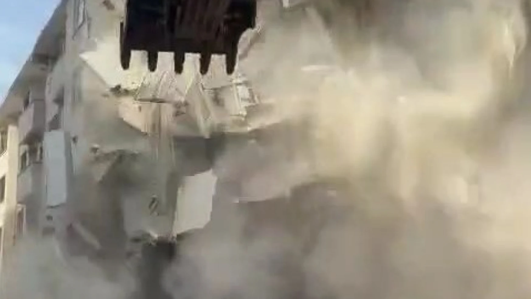 Elazığ'da ağır hasarlı bina korna sesi ile yıkıldı