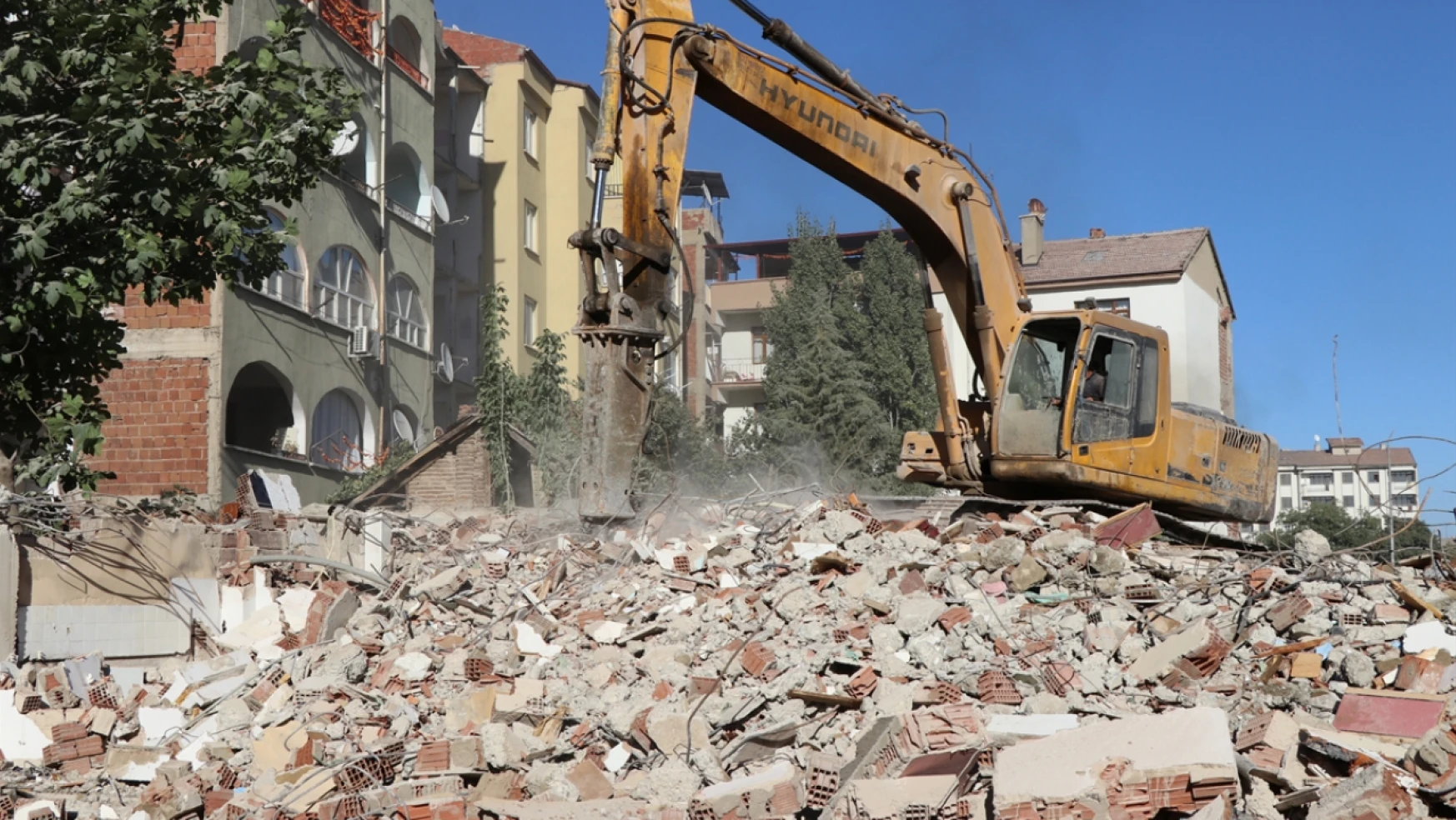 Elazığ'da ağır hasarlı binaların yüzde 46'sının yıkımı gerçekleştirildi