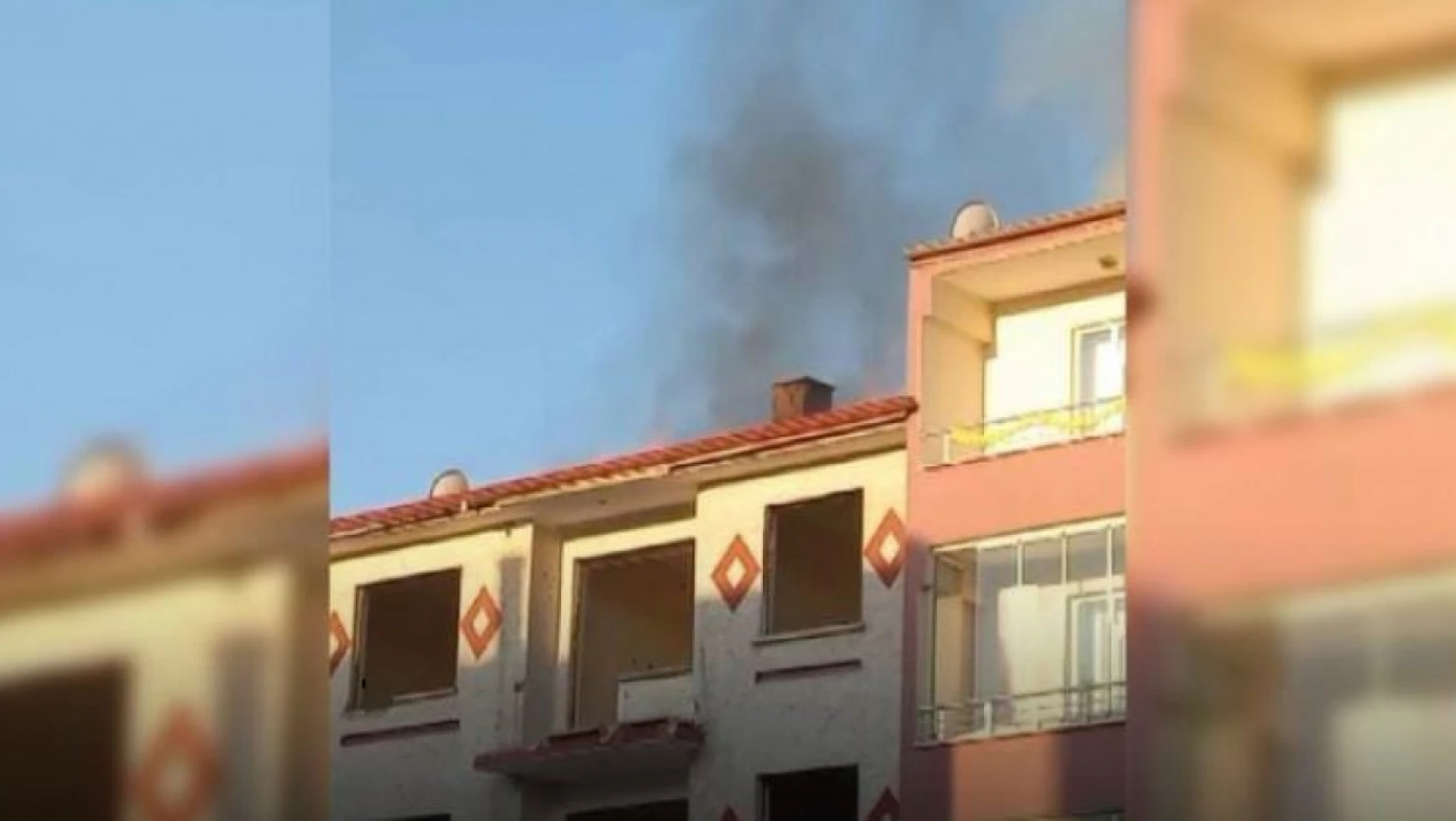 Elazığ'da ağır hasarlı binanın çatı katında yangın