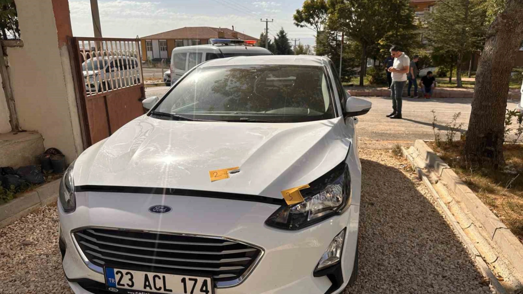 Elazığ'da belediye meclis üyesinin aracına silahlı saldırı