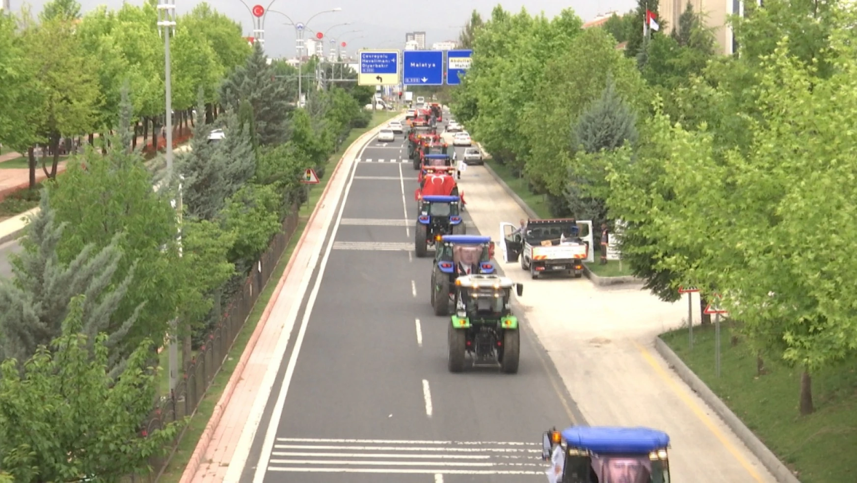 Elazığ'da çiftçilerden traktörlü seçim konvoyu