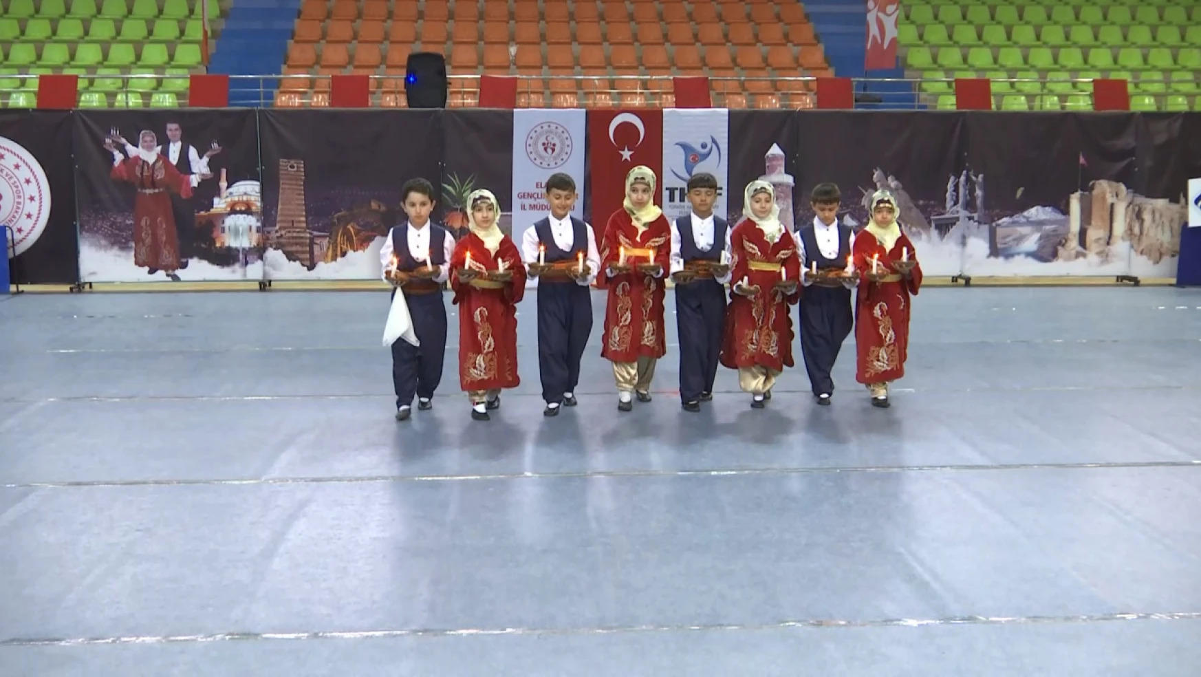 Elazığ'da Halk oyunları yarışması düzenlendi