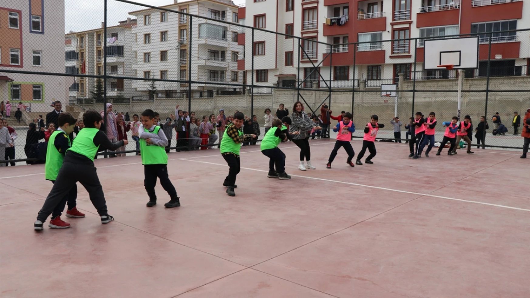 Elazığ'da ilkokul öğrencileri geleneksel oyunlarla buluşuyor