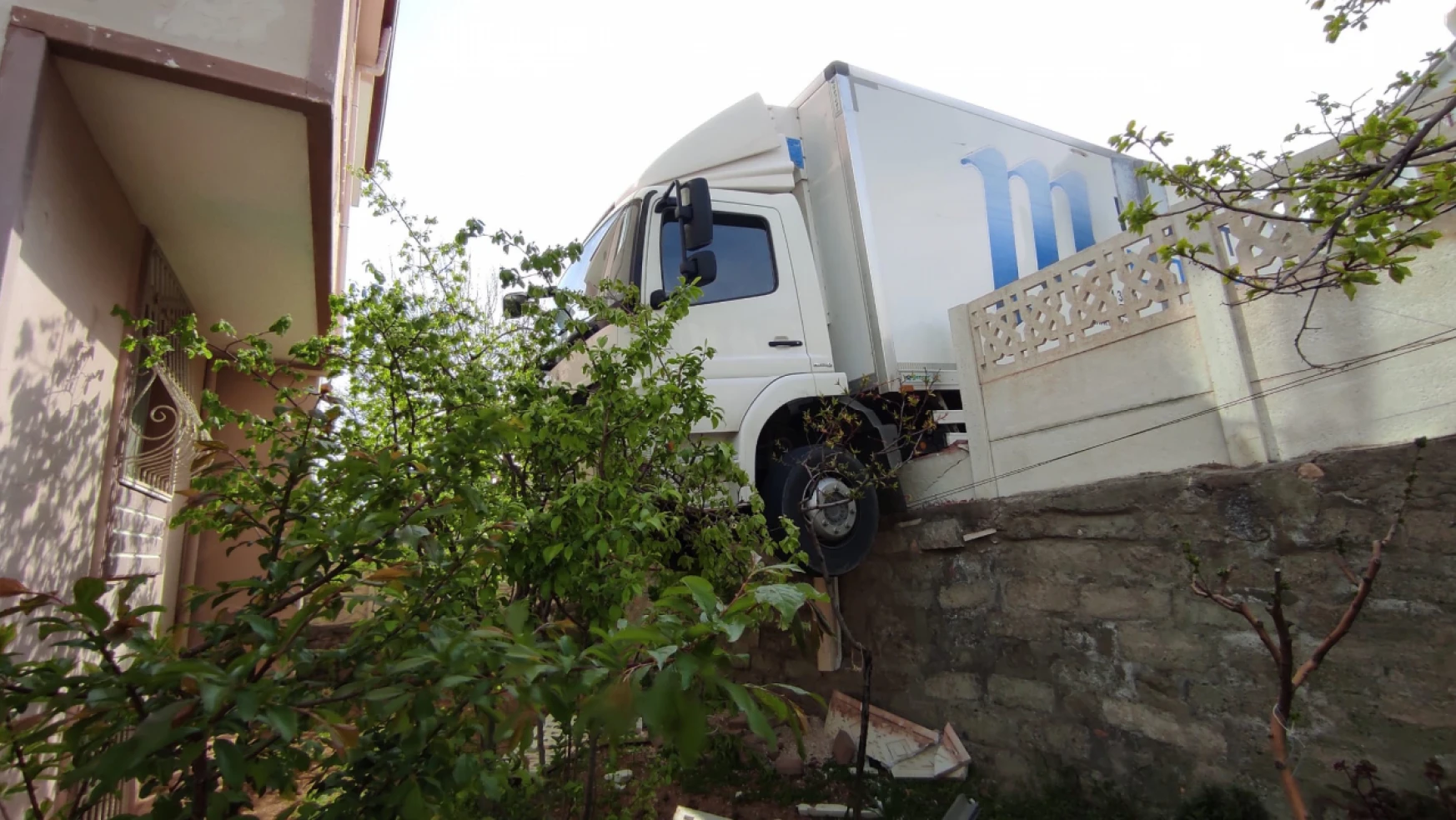 Elazığ'da kamyon evin bahçesine girdi