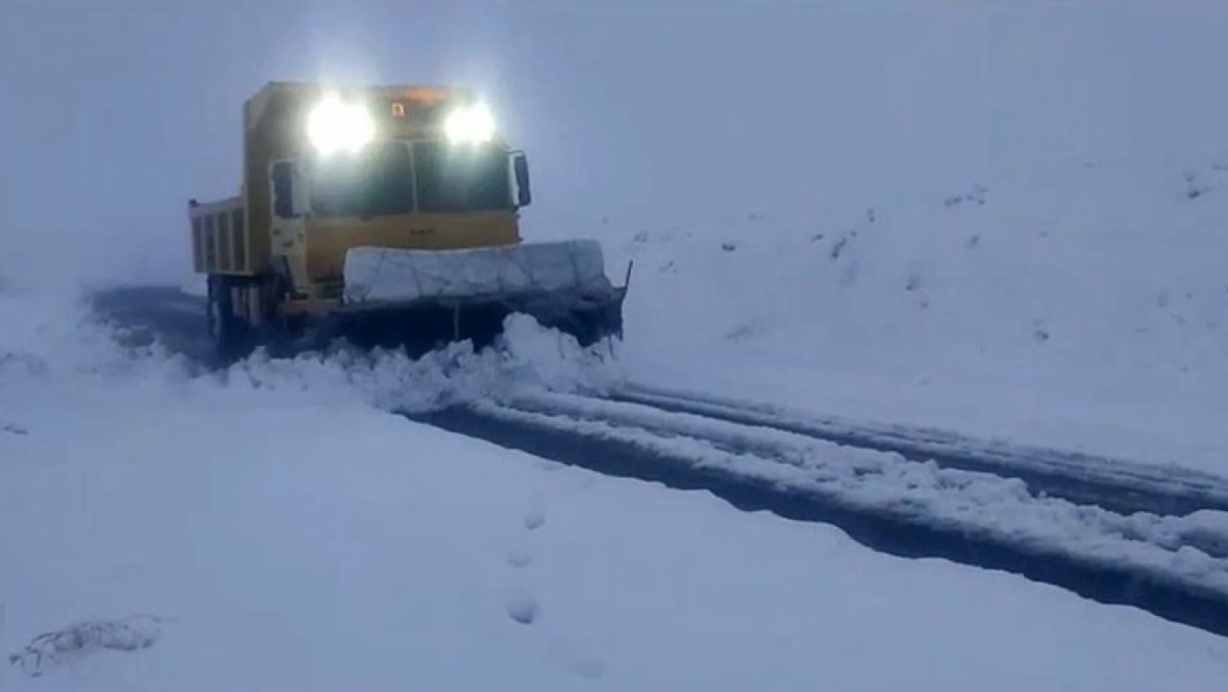 Elazığ'da karla mücadele çalışmaları sürüyor